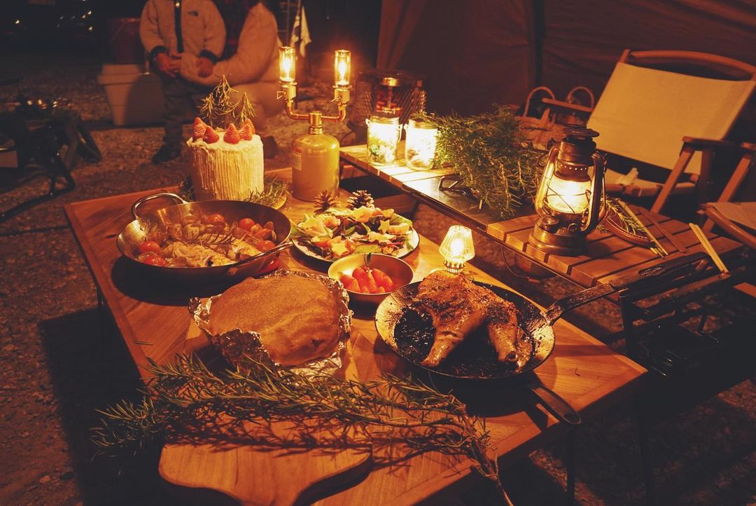 キャンプの食卓を照らすランタン